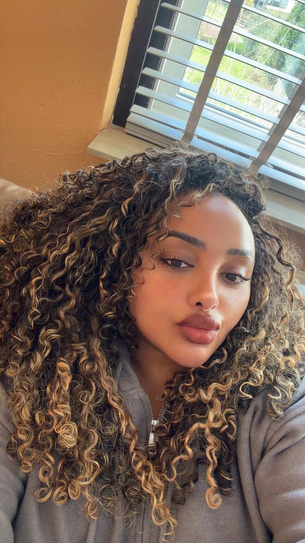 BABY CURLY™ Vanilla Smoke - Raw Hair